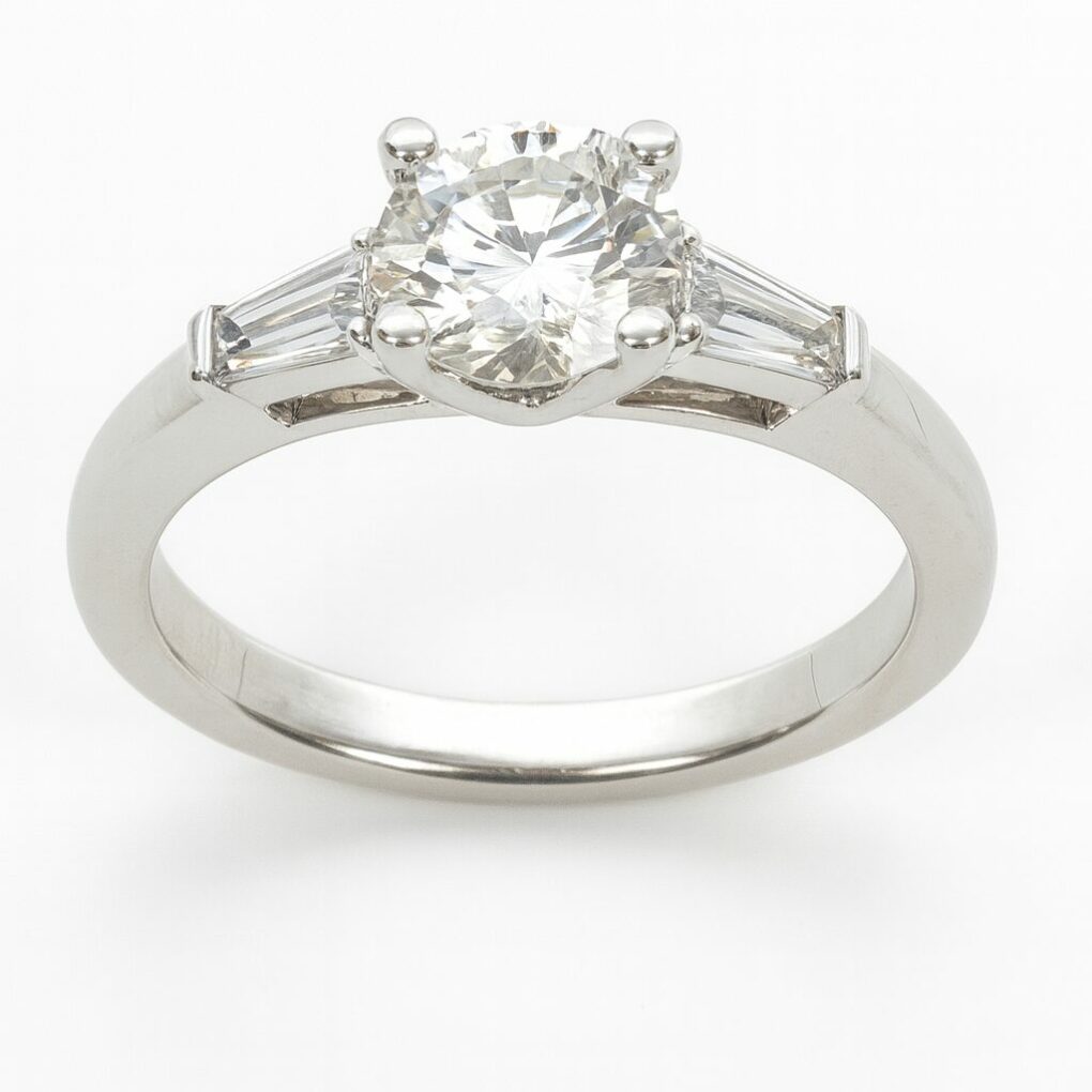 Bague diamant accompagnée par deux tappers Baguettes