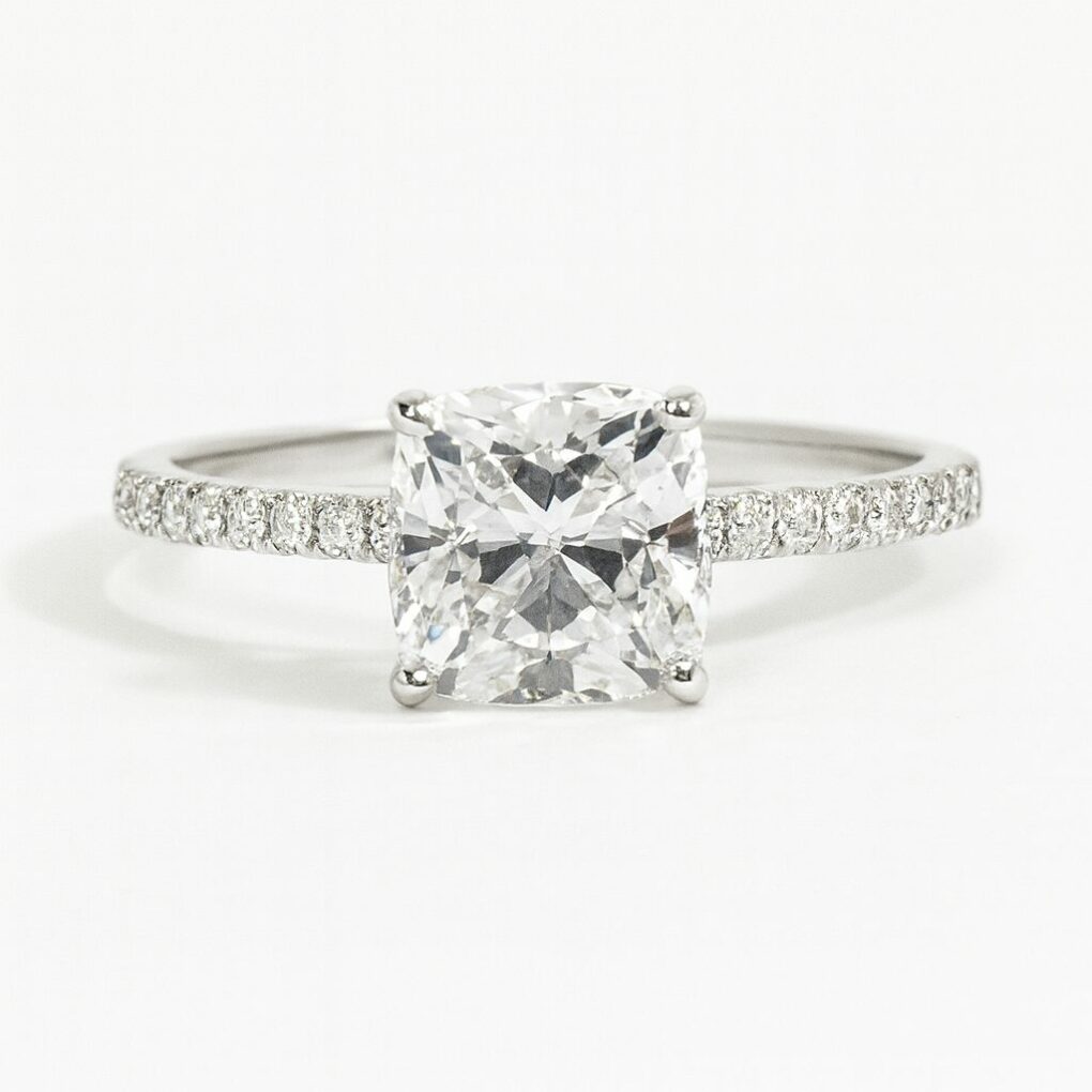 Bague diamant coussin et pavage de diamants