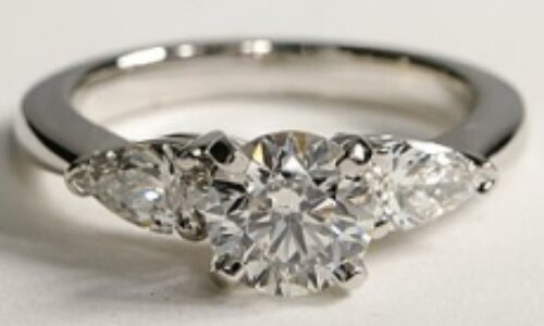Bague en or blanc diamant central rond, deux diamants poires