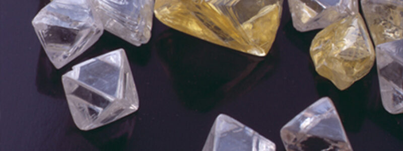 Diamants bruts de forme octaédrique idéale