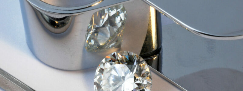 diamant rond, pince et loupe