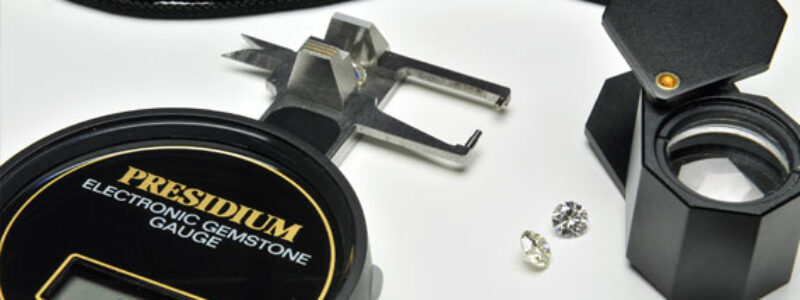 équipement d'un gemmologue : leveridge, loupe et diamants