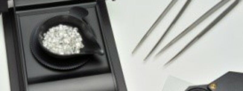 diamants blancs pesés sur une balance