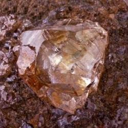 diamante grezzo nella sua ganga