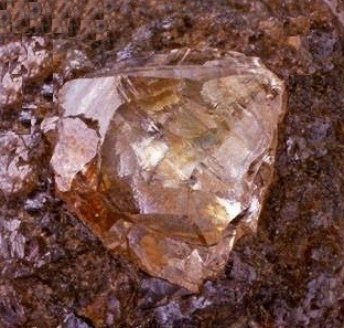 diamant brut dans sa gangue